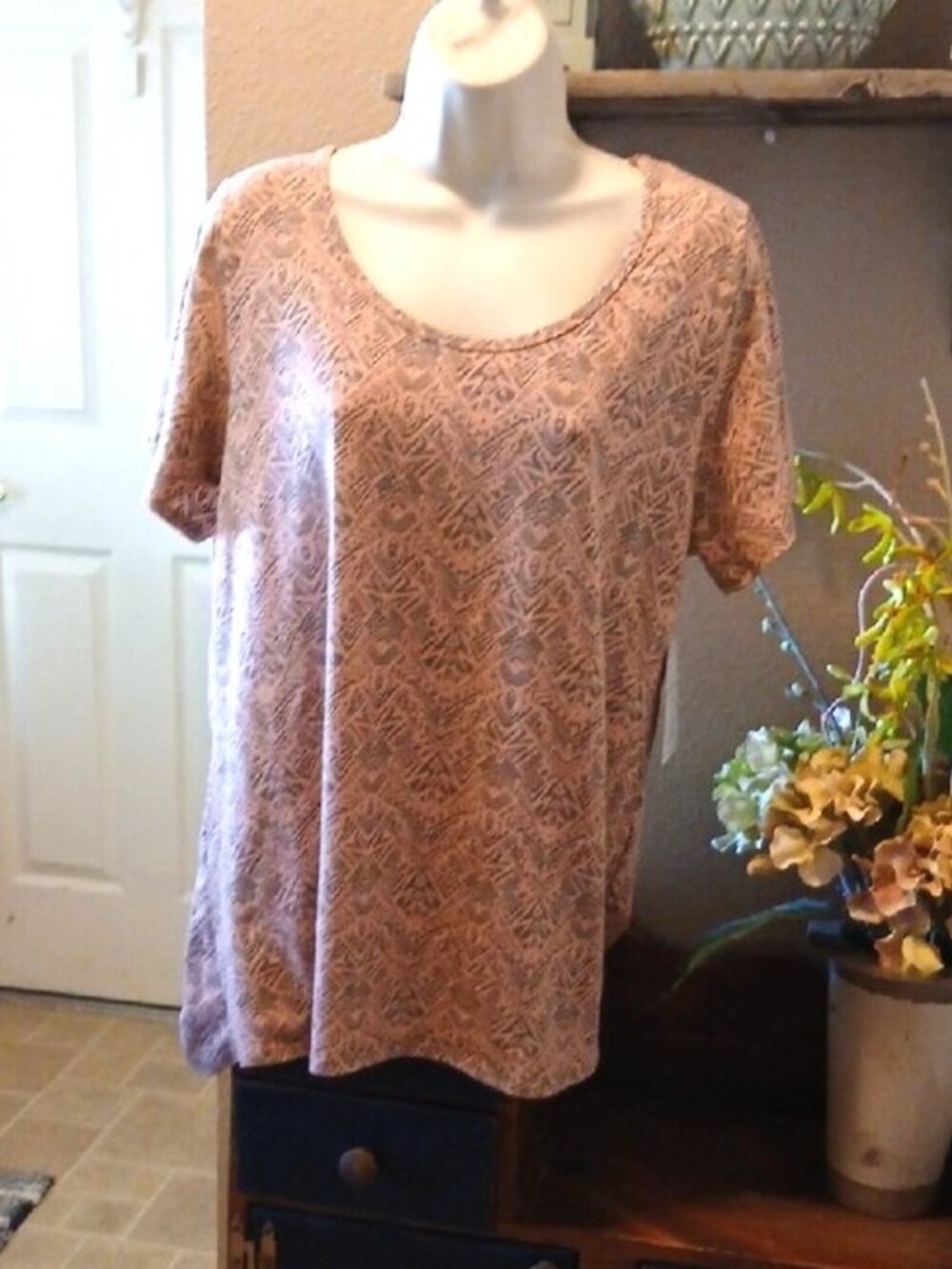 LuLaRoe Dusty Rose Patterned Short Sleeve Scoop Top Size L NWT